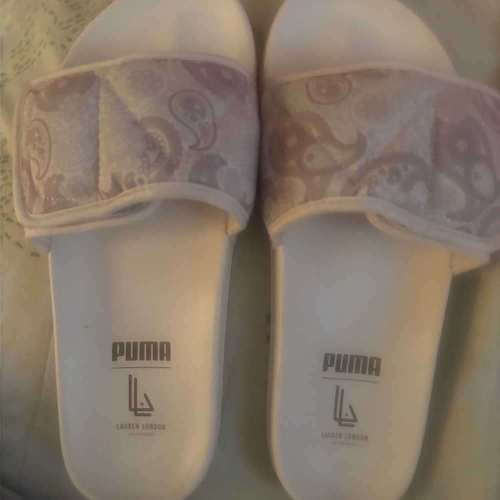 Ladies Puma flip flops size 6 beige
